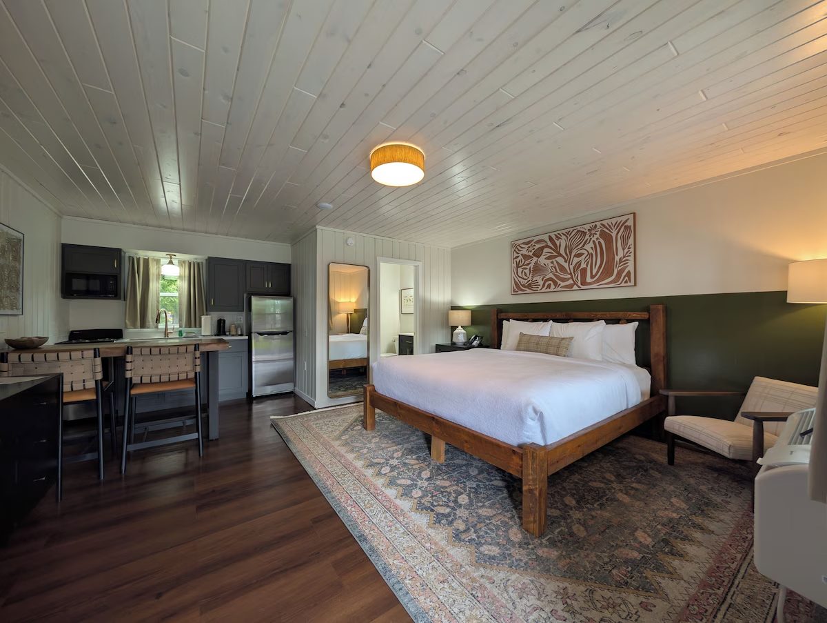 Studio suite with king bed and kitchenette